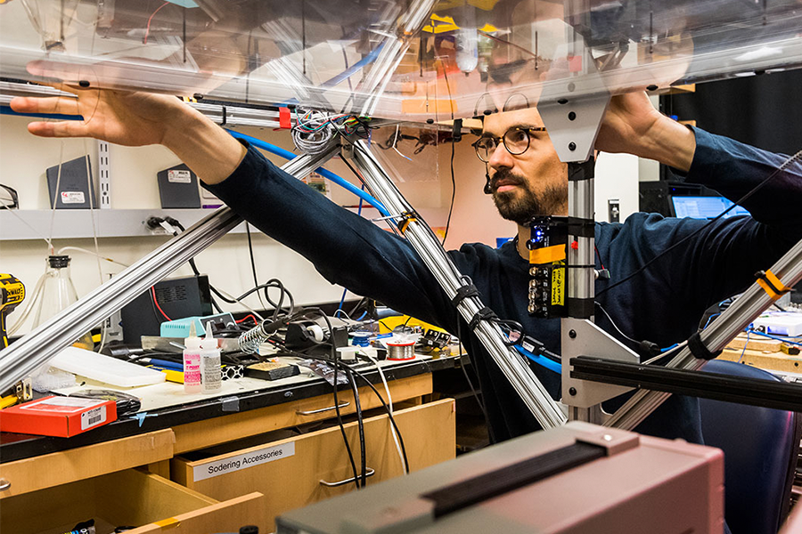 Postdoc Jakob Voigts at work in the Harnett lab